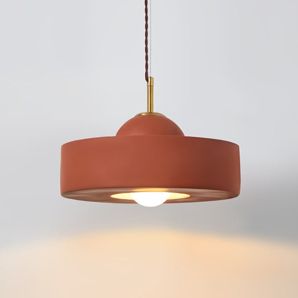 Zeitgenössisches skandinavisches Eisenharz Rundes 1-Licht Pendelleuchte für das Wohnzimmer 