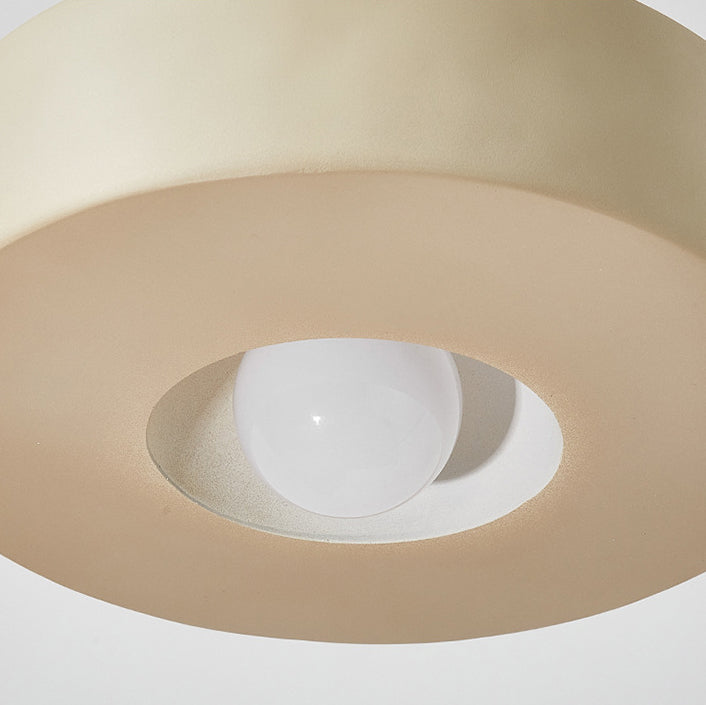 Zeitgenössisches skandinavisches Eisenharz Rundes 1-Licht Pendelleuchte für das Wohnzimmer 