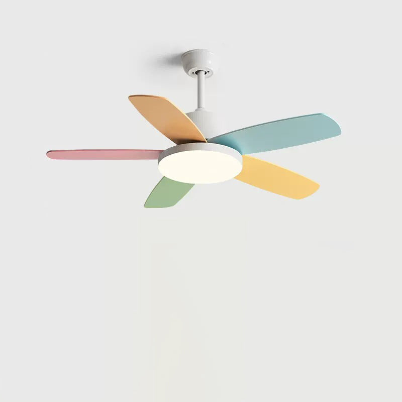 Zeitgenössischer skandinavischer Macaron-Kohlenstoffstahl-Holzventilatorflügel LED-Deckenventilatorleuchte für Wohnzimmer 