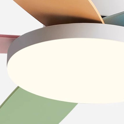 Zeitgenössischer skandinavischer Macaron-Kohlenstoffstahl-Holzventilatorflügel LED-Deckenventilatorleuchte für Wohnzimmer 