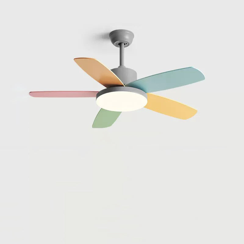 Zeitgenössischer skandinavischer Macaron-Kohlenstoffstahl-Holzventilatorflügel LED-Deckenventilatorleuchte für Wohnzimmer 