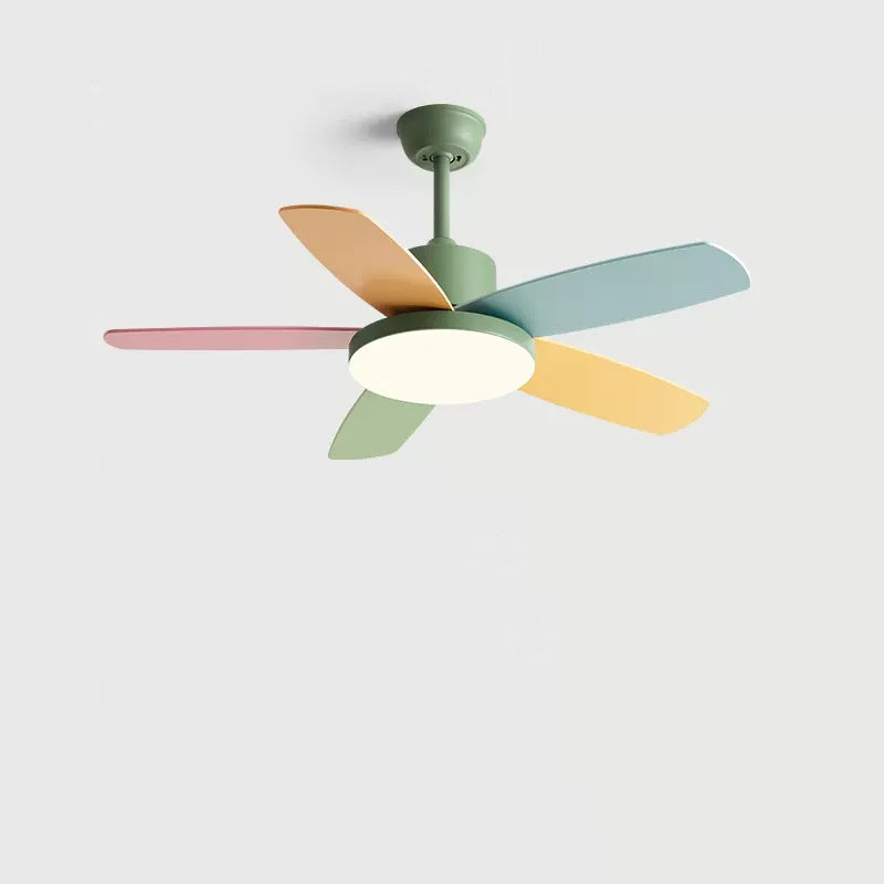 Zeitgenössischer skandinavischer Macaron-Kohlenstoffstahl-Holzventilatorflügel LED-Deckenventilatorleuchte für Wohnzimmer 