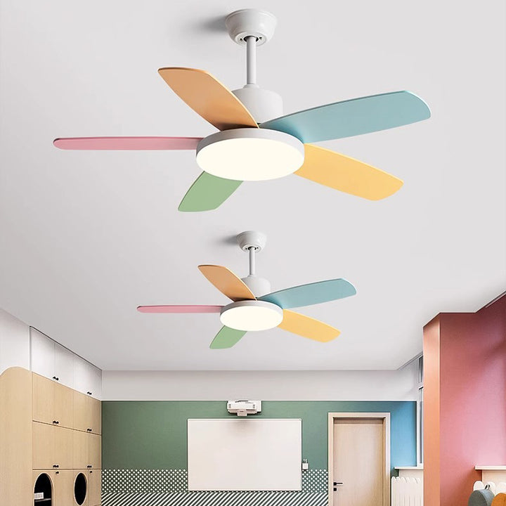 Zeitgenössischer skandinavischer Macaron-Kohlenstoffstahl-Holzventilatorflügel LED-Deckenventilatorleuchte für Wohnzimmer 