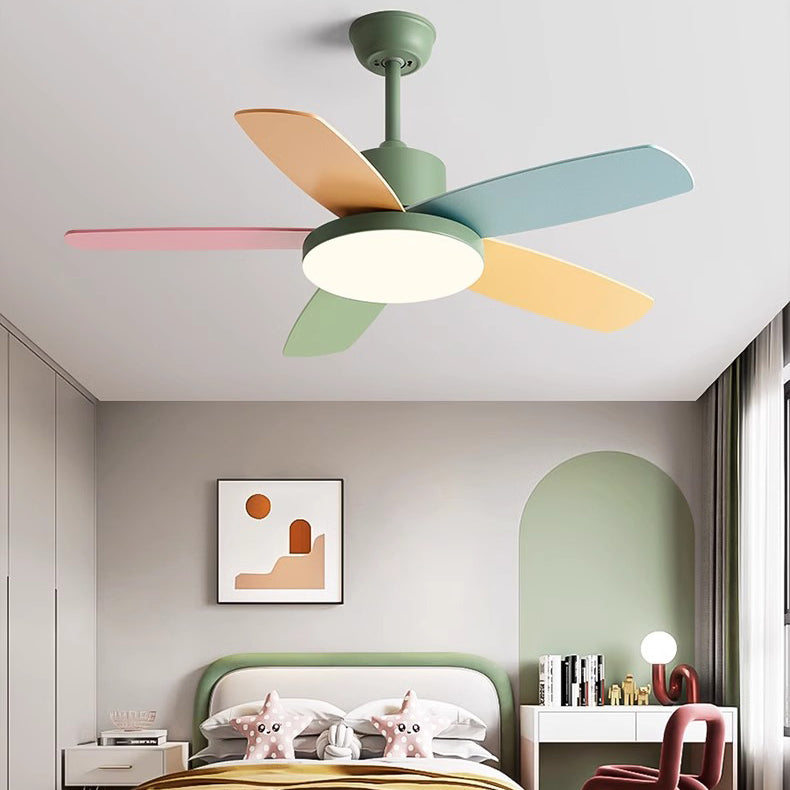 Zeitgenössischer skandinavischer Macaron-Kohlenstoffstahl-Holzventilatorflügel LED-Deckenventilatorleuchte für Wohnzimmer 