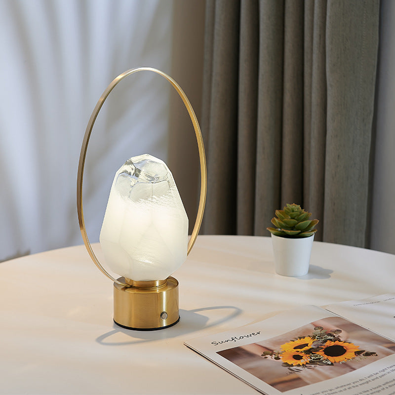 مصباح طاولة LED بظل زجاجي وحجر على شكل حلقة بيضاوية من النحاس USB بتصميم بسيط وحديث للدراسة 
