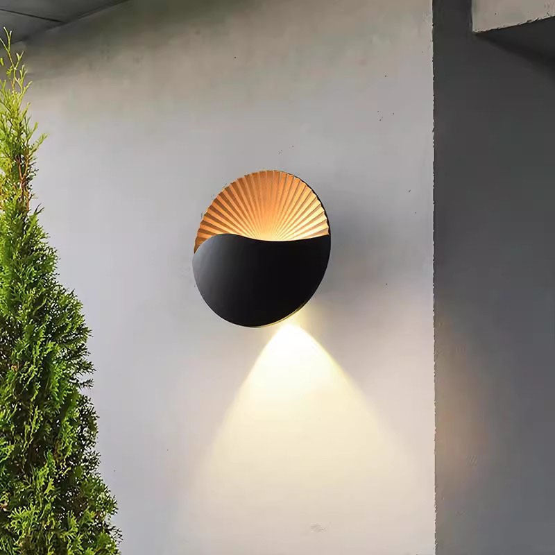 مصباح جداري خارجي LED دائري من الألومنيوم بتصميم بسيط وحديث للحديقة 