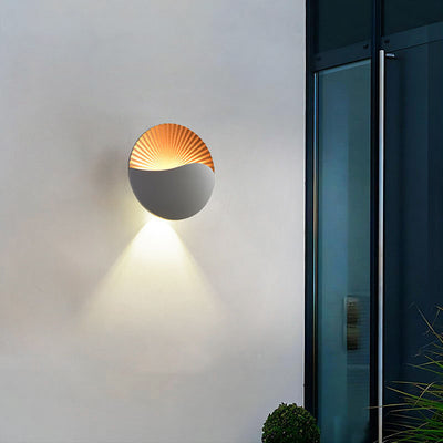 مصباح جداري خارجي LED دائري من الألومنيوم بتصميم بسيط وحديث للحديقة 
