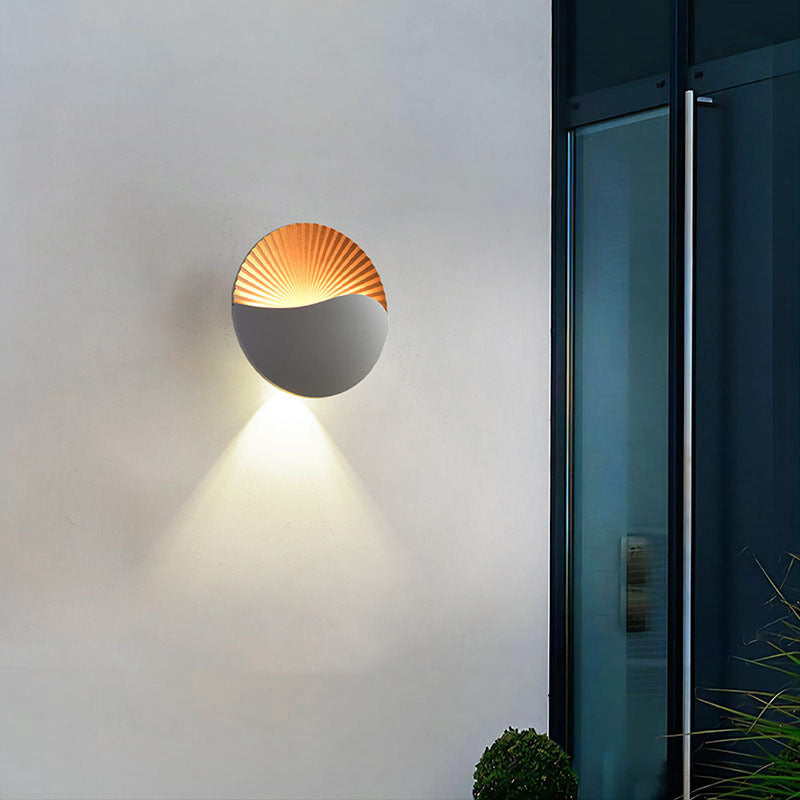 مصباح جداري خارجي LED دائري من الألومنيوم بتصميم بسيط وحديث للحديقة 