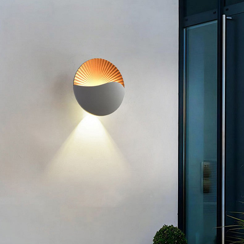 مصباح جداري خارجي LED دائري من الألومنيوم بتصميم بسيط وحديث للحديقة 