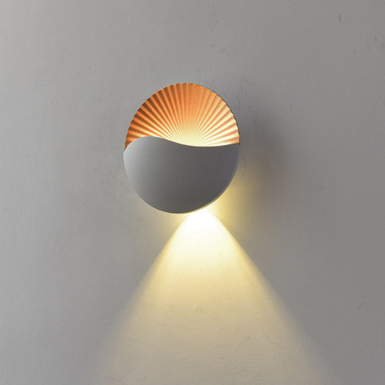مصباح جداري خارجي LED دائري من الألومنيوم بتصميم بسيط وحديث للحديقة 