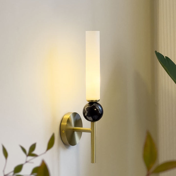 Lámpara de pared de 1 luz con pantalla de acrílico en forma de tira larga de mármol de cobre moderno para la mesita de noche 