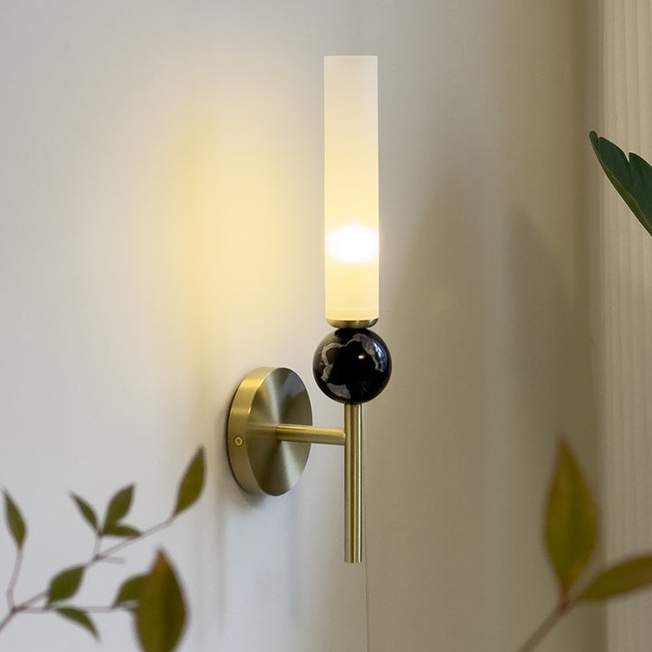 Lámpara de pared de 1 luz con pantalla de acrílico en forma de tira larga de mármol de cobre moderno para la mesita de noche 