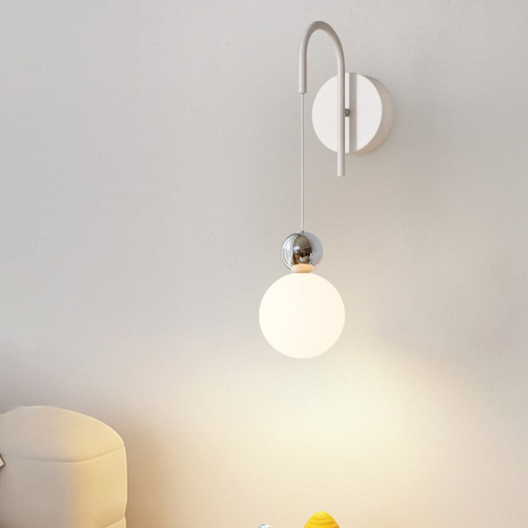Zeitgenössische nordische Eisen-Glas-Kugelschirm 1-Licht-Wandleuchte für Wohnzimmer 