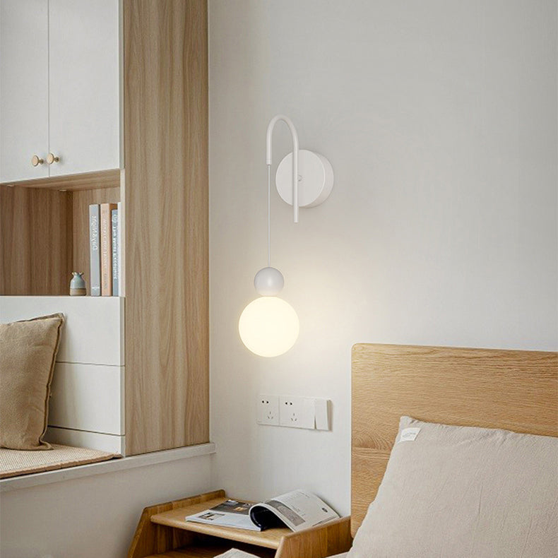 Zeitgenössische nordische Eisen-Glas-Kugelschirm 1-Licht-Wandleuchte für Wohnzimmer 