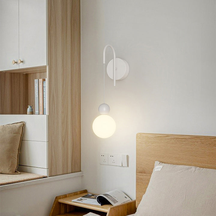 Zeitgenössische nordische Eisen-Glas-Kugelschirm 1-Licht-Wandleuchte für Wohnzimmer 
