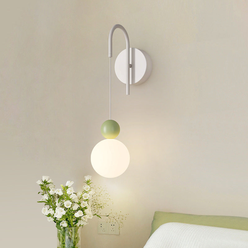 Zeitgenössische nordische Eisen-Glas-Kugelschirm 1-Licht-Wandleuchte für Wohnzimmer 