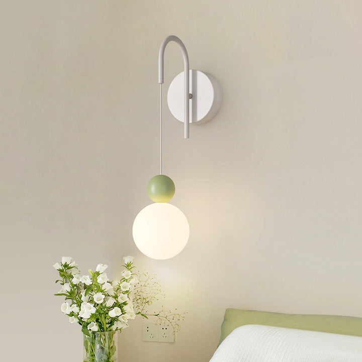 Zeitgenössische nordische Eisen-Glas-Kugelschirm 1-Licht-Wandleuchte für Wohnzimmer 