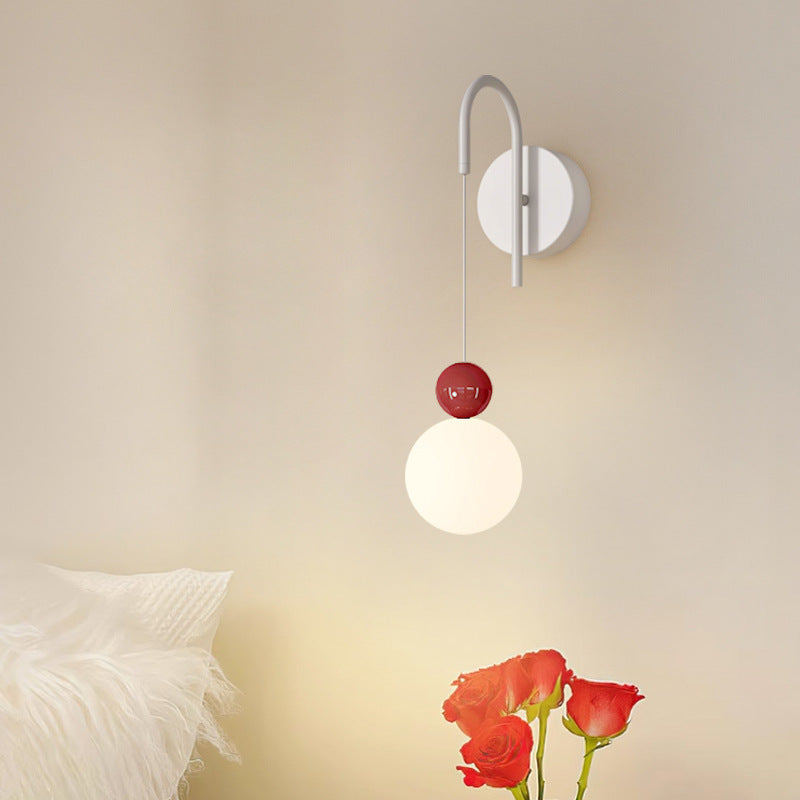 Zeitgenössische nordische Eisen-Glas-Kugelschirm 1-Licht-Wandleuchte für Wohnzimmer 