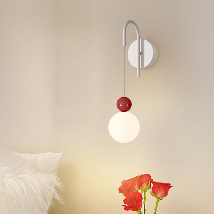 Zeitgenössische nordische Eisen-Glas-Kugelschirm 1-Licht-Wandleuchte für Wohnzimmer 