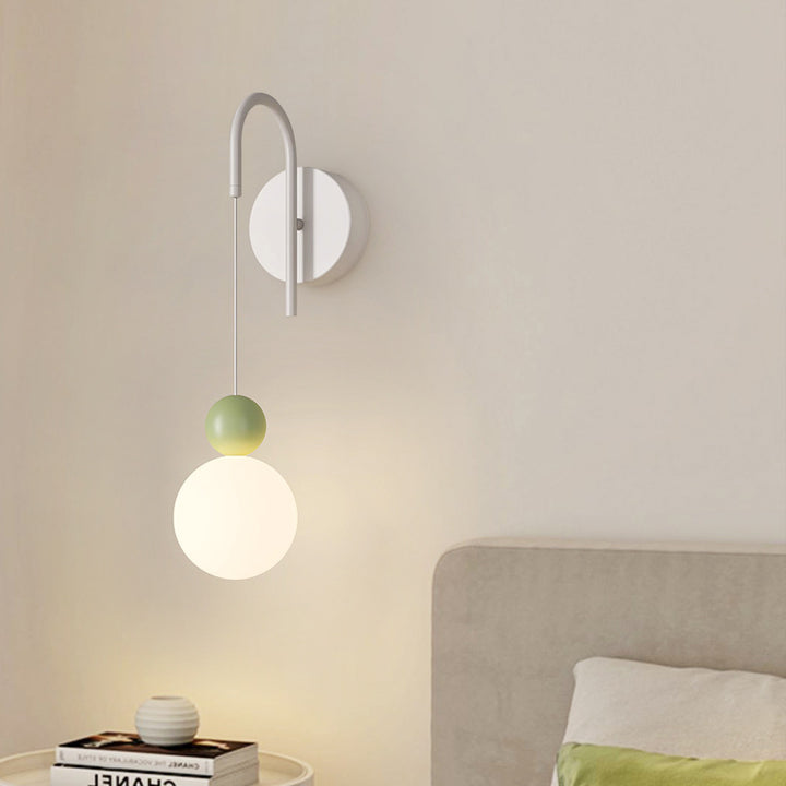 Zeitgenössische nordische Eisen-Glas-Kugelschirm 1-Licht-Wandleuchte für Wohnzimmer 