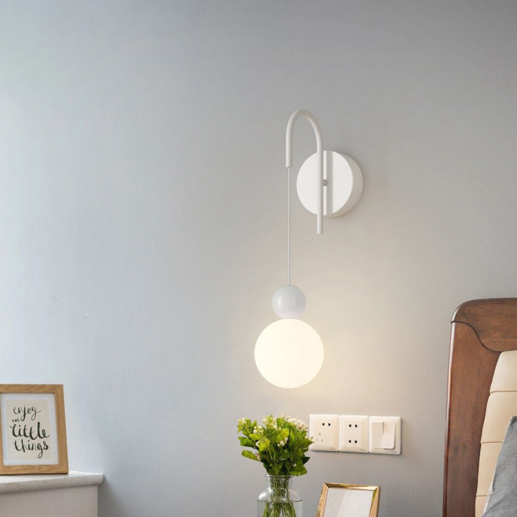 Zeitgenössische nordische Eisen-Glas-Kugelschirm 1-Licht-Wandleuchte für Wohnzimmer 