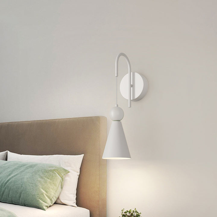 Zeitgenössische skandinavische Eisen-geometrische Kegel-LED-Wandleuchte für das Wohnzimmer 
