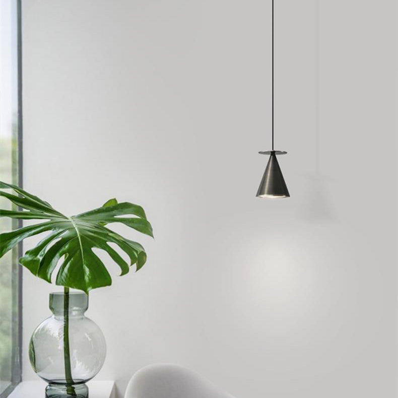Lustre LED conique géométrique en cuivre moderne et luxueux pour salon 