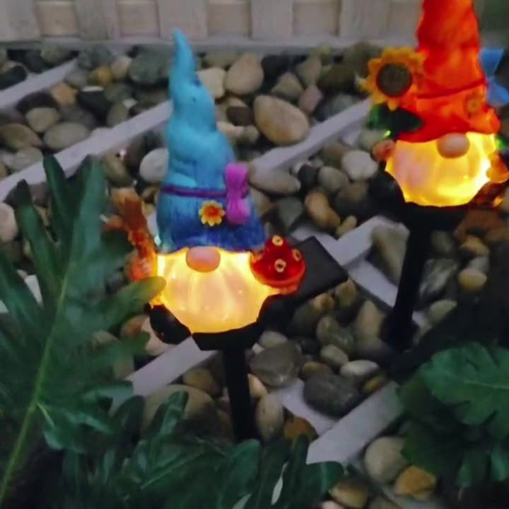 Lumière de paysage à insertion au sol à LED solaire de décoration contemporaine créative en résine de nain elfe pour jardin 