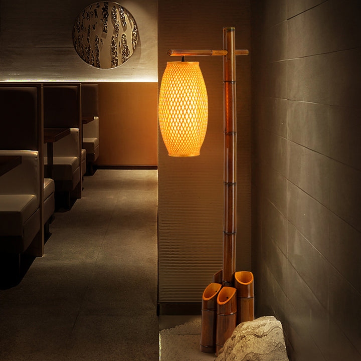 Traditionelle chinesische Bambusrohr-Weblaterne Schirm 1-Licht Stehlampe für Esszimmer 