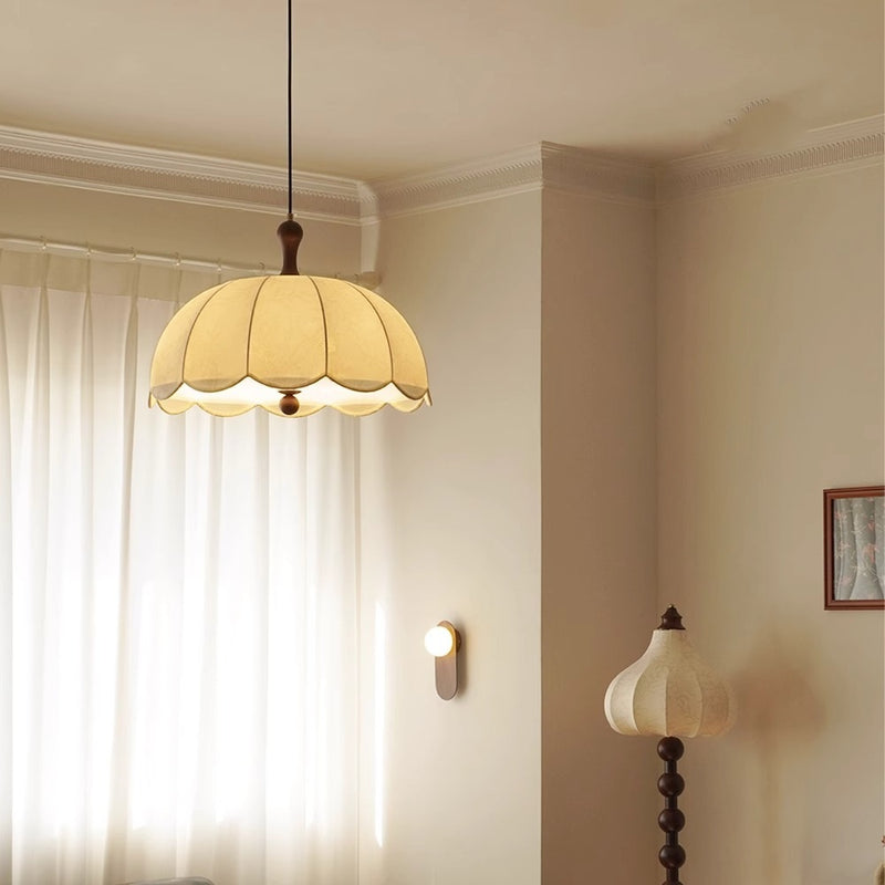 Traditioneller französischer Kronleuchter aus Eschenholz mit Blumenmuster und Stoffschirm, 4-flammig, für das Wohnzimmer 