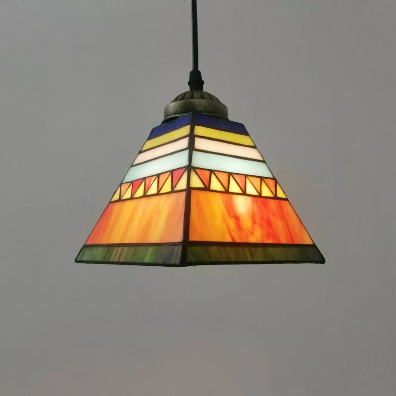Pantalla de pirámide con patrón geométrico de vidrio Tiffany tradicional de una luz para lámpara colgante en la sala de estar 