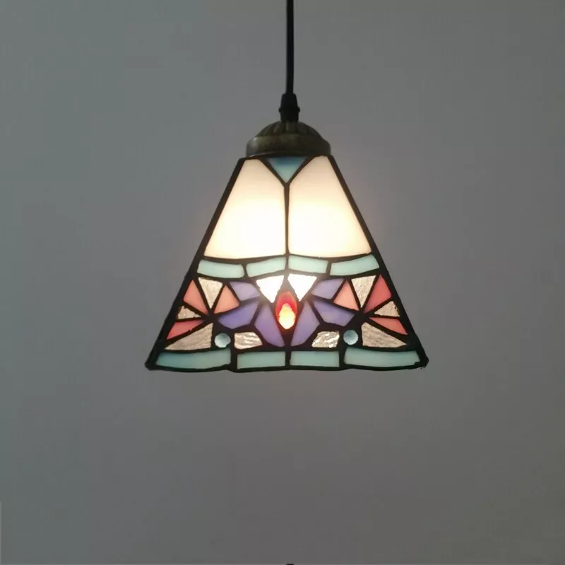 Pantalla de pirámide con patrón geométrico de vidrio Tiffany tradicional de una luz para lámpara colgante en la sala de estar 