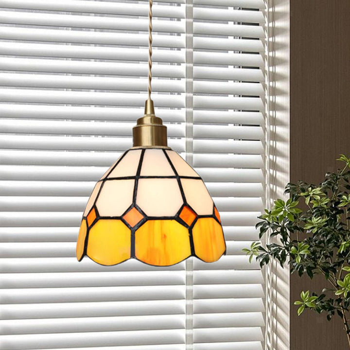 Lámpara colgante de 1 luz de vidrio teñido de latón con diseño de patchwork a cuadros tradicional Tiffany para dormitorio 