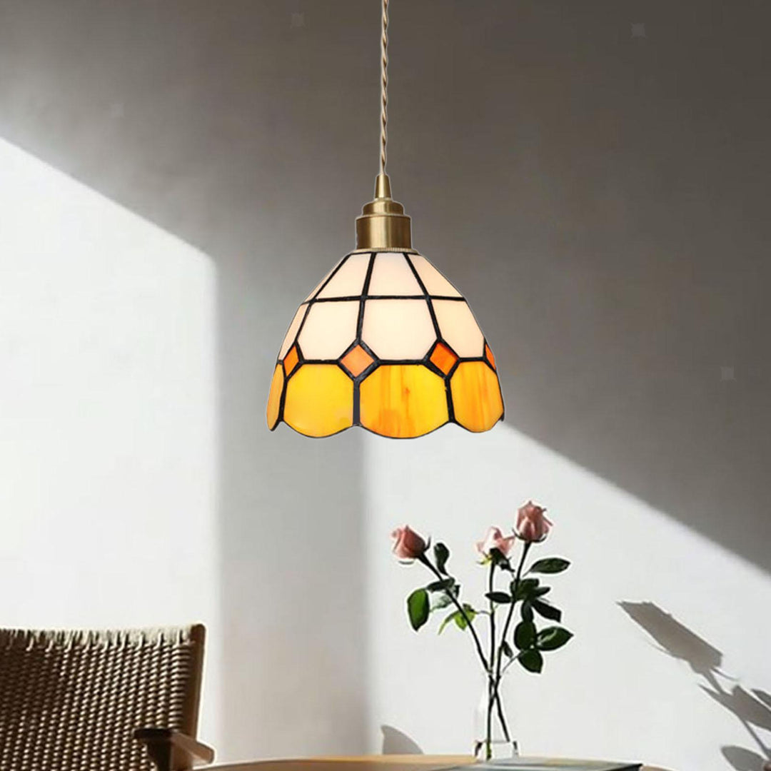 Lámpara colgante de 1 luz de vidrio teñido de latón con diseño de patchwork a cuadros tradicional Tiffany para dormitorio 