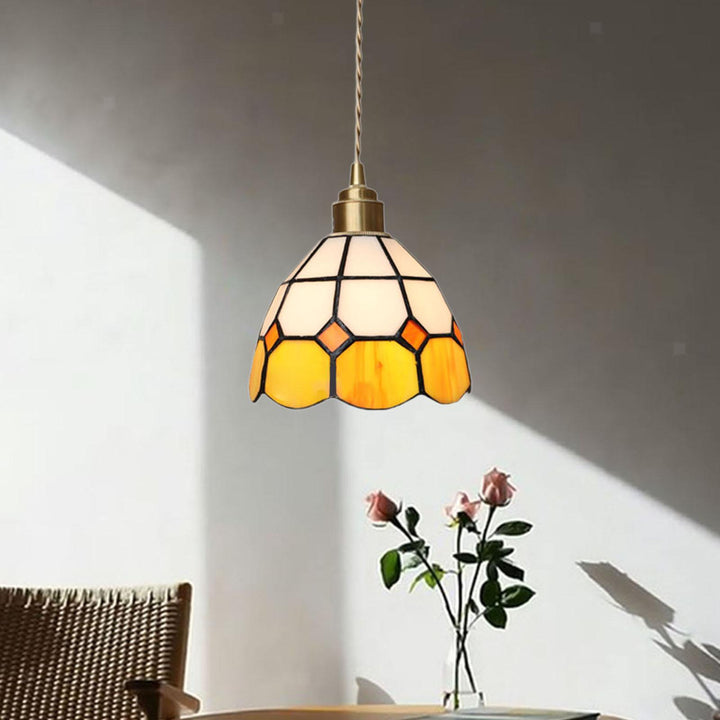 Lámpara colgante de 1 luz de vidrio teñido de latón con diseño de patchwork a cuadros tradicional Tiffany para dormitorio 