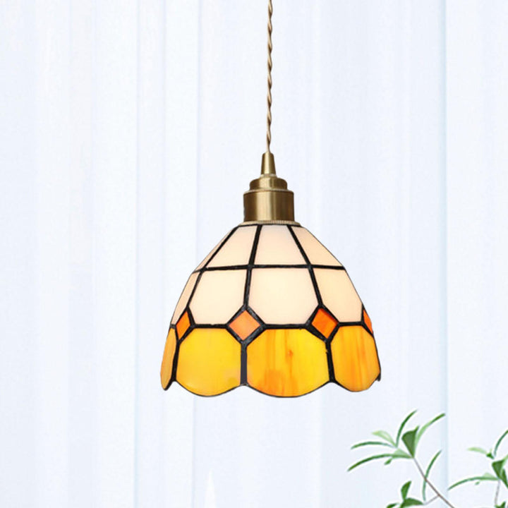 Lámpara colgante de 1 luz de vidrio teñido de latón con diseño de patchwork a cuadros tradicional Tiffany para dormitorio 