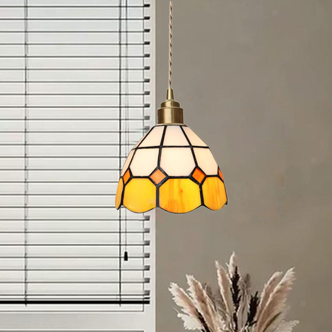 Lámpara colgante de 1 luz de vidrio teñido de latón con diseño de patchwork a cuadros tradicional Tiffany para dormitorio 