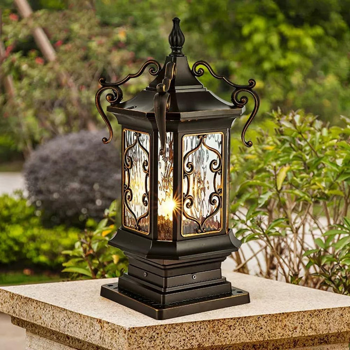 Luz de poste exterior de 1 luz con marco de aluminio tallado y vidrio ondulado cúbico tradicional europeo para jardín 