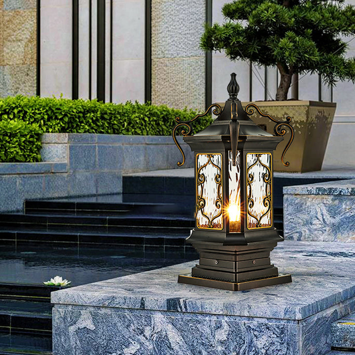 Luz de poste exterior de 1 luz con marco de aluminio tallado y vidrio ondulado cúbico tradicional europeo para jardín 