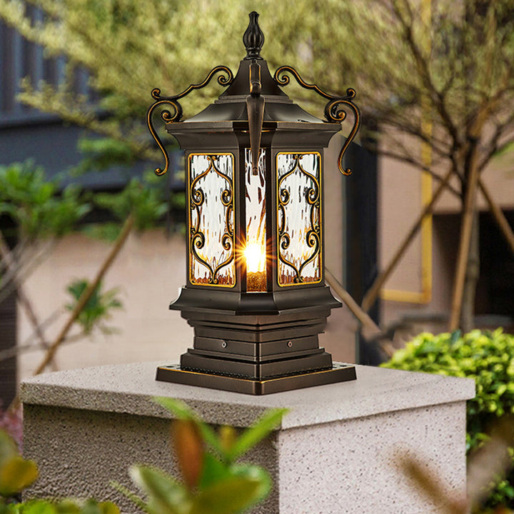 Luz de poste exterior de 1 luz con marco de aluminio tallado y vidrio ondulado cúbico tradicional europeo para jardín 