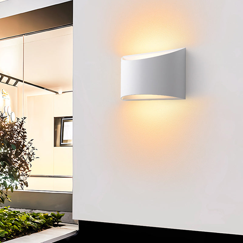 Applique murale LED moderne minimaliste en aluminium courbé, éclairée de haut en bas, pour patio extérieur 