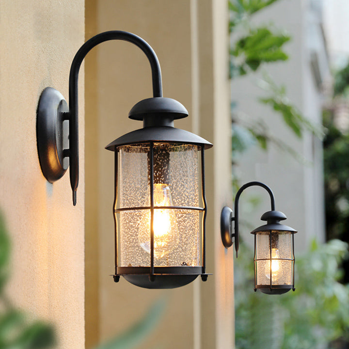 Zeitgenössische Einfachheit Eisenrahmen Glaszylinder 1-Licht Outdoor Wasserdichte Wandleuchte für Garten 