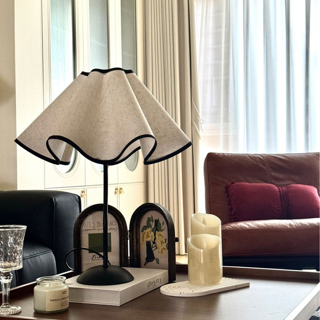 Lampe de table 1 lumière pour chambre à coucher avec abat-jour en tissu créatif contemporain en forme de pétale et base en fer incurvée 