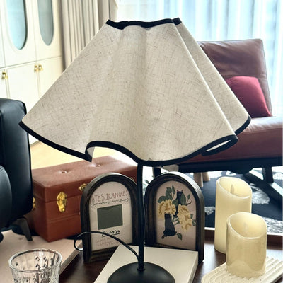Zeitgenössische kreative Stoffblütenblatt-Lampe mit gebogenem Eisenfuß, 1-Licht Tischlampe für das Schlafzimmer 