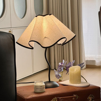 Zeitgenössische kreative Stoffblütenblatt-Lampe mit gebogenem Eisenfuß, 1-Licht Tischlampe für das Schlafzimmer 