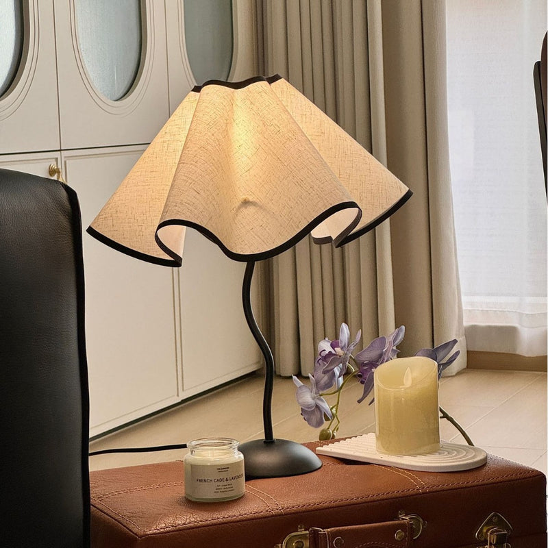 Zeitgenössische kreative Stoffblütenblatt-Lampe mit gebogenem Eisenfuß, 1-Licht Tischlampe für das Schlafzimmer 