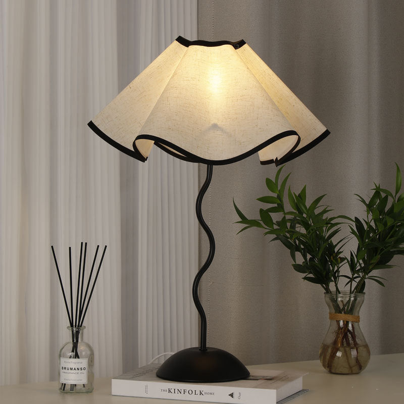 Zeitgenössische kreative Stoffblütenblatt-Lampe mit gebogenem Eisenfuß, 1-Licht Tischlampe für das Schlafzimmer 
