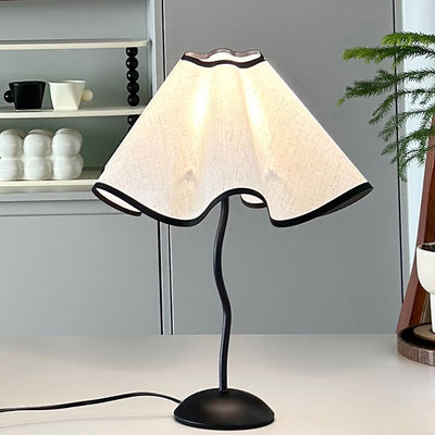 Zeitgenössische kreative Stoffblütenblatt-Lampe mit gebogenem Eisenfuß, 1-Licht Tischlampe für das Schlafzimmer 