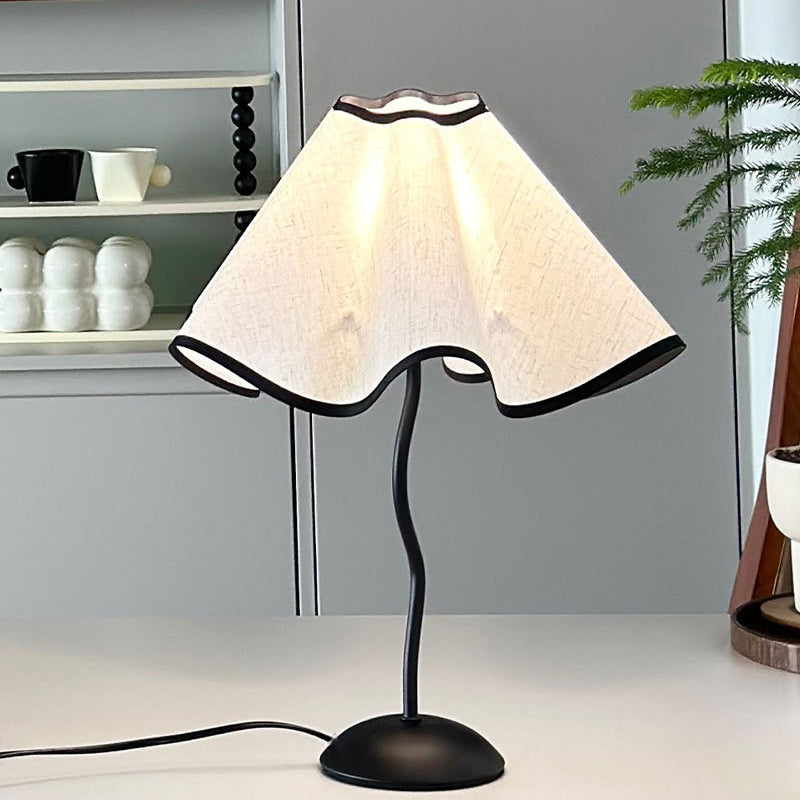 Zeitgenössische kreative Stoffblütenblatt-Lampe mit gebogenem Eisenfuß, 1-Licht Tischlampe für das Schlafzimmer 