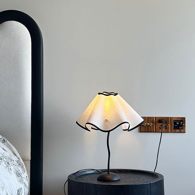 Zeitgenössische kreative Stoffblütenblatt-Lampe mit gebogenem Eisenfuß, 1-Licht Tischlampe für das Schlafzimmer 
